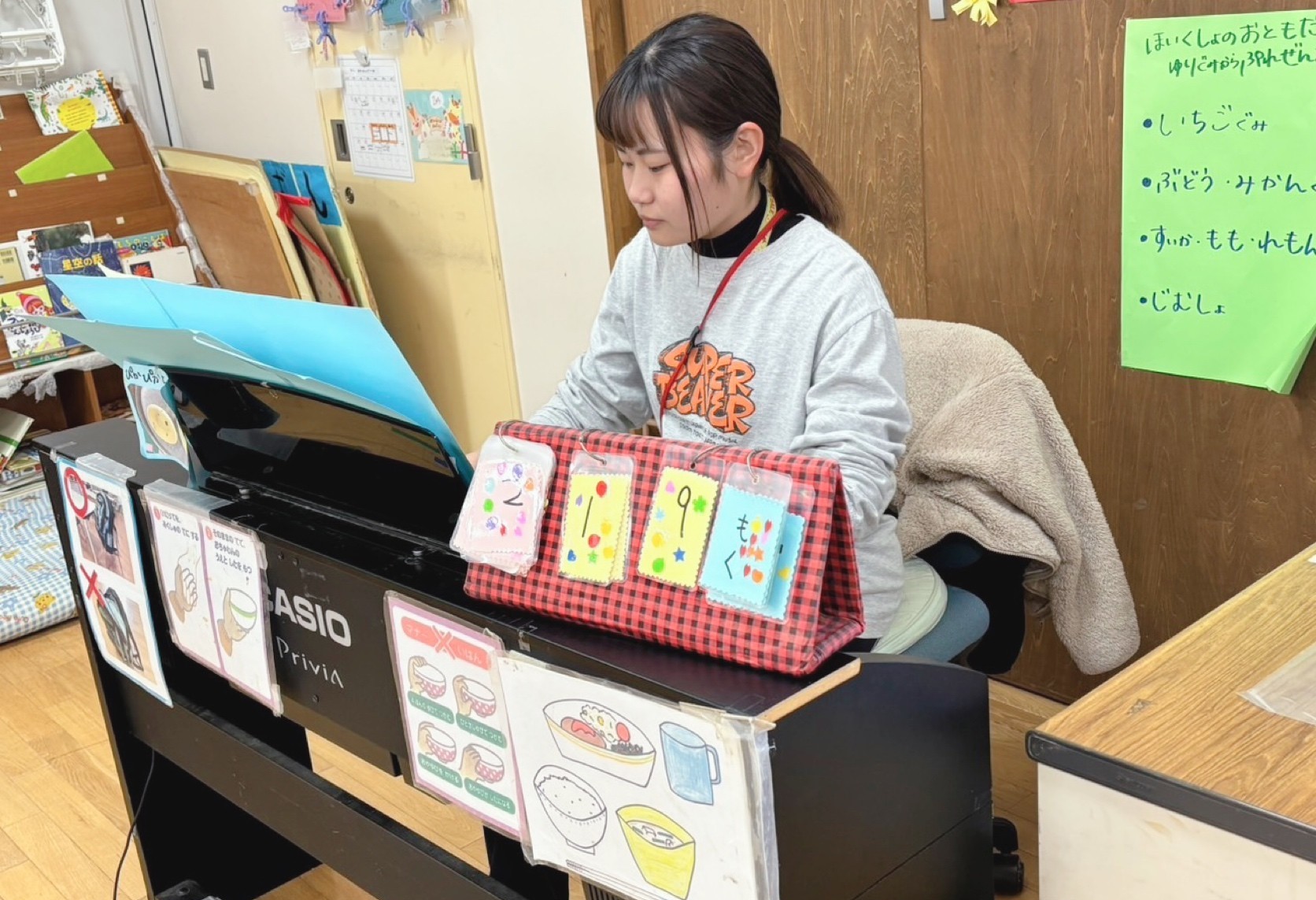 ピアノを弾く卒業生